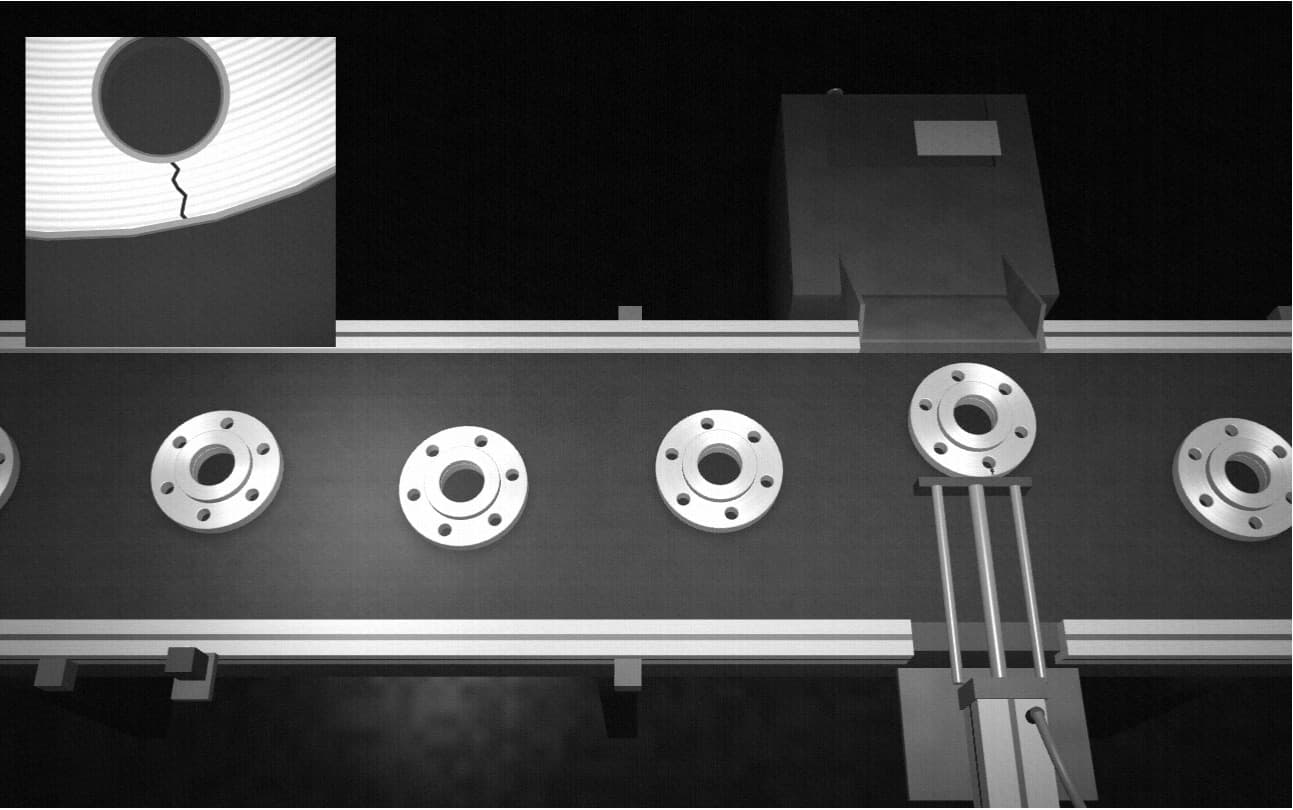 Imagen monocroma de una cinta con bridas de aluminio bajo la cámara de inspección, con el expulsor sacando una pieza con grieta hacia la caja de rechazo